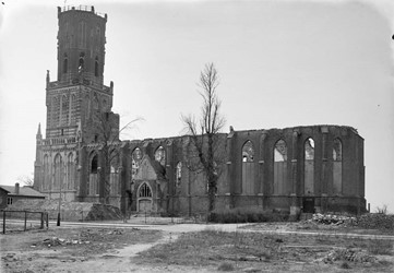 <p>Door beschietingen door zowel geallieerde als Duitse troepen, werd de Grote Kerk in Elst in 1944-1945 zwaar beschadigd. De toren bleef grotendeels intact. Foto uit 1948 van de zuidzijde (beeldbank RCE). </p>

